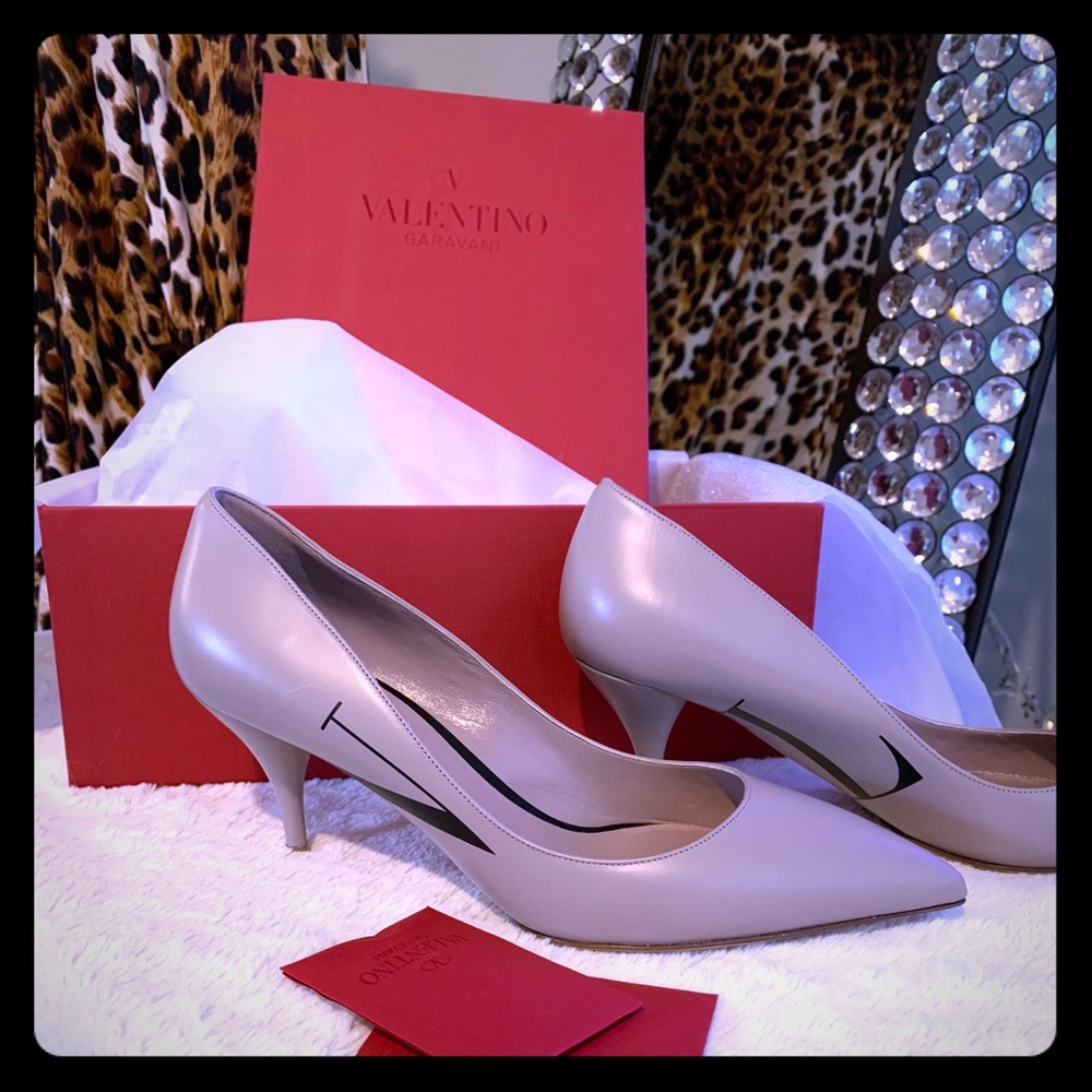 💟 NEW nude Valentino’s. Sz 7 1/2.